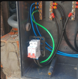 Quadro elétrico com disjuntor bipolar e fiação identificada